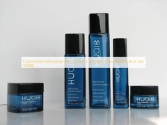 Kleine Glasflaschen und Gläser mit Flint Cream für kosmetische Zwecke