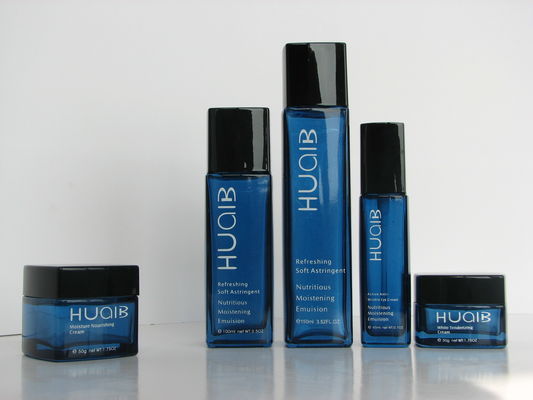 Kleine Glasflaschen und Gläser mit Flint Cream für kosmetische Zwecke